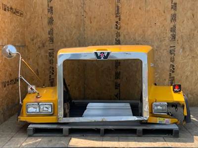 Western Star 4900FA Hood for a 2004 Western Star 4900 FA