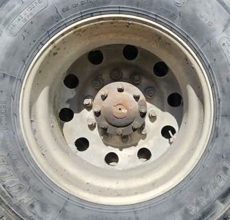 HUB PILOT NA Hub for a 1997 Ford LT9522 Louisville 122