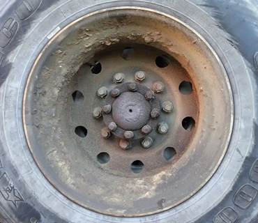 HUB PILOT NA Hub for a 1997 Ford LT9522 Louisville 122