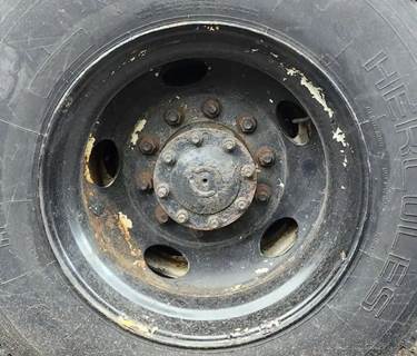 HUB PILOT NA Hub for a 2004 Freightliner M2 106