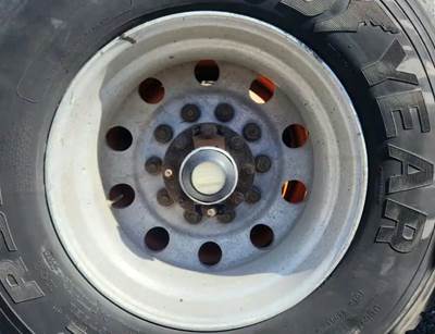 HUB PILOT NA Hub for a 2007 Freightliner M2 106
