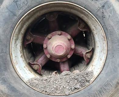 HUB PILOT NA Hub for a 2000 Mack RD688SX