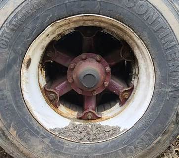 HUB PILOT NA Hub for a 2000 Mack RD688SX