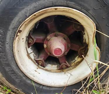 HUB PILOT NA Hub for a 2000 Mack RD688SX