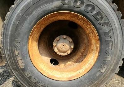 HUB PILOT NA Hub for a 2001 International 4900
