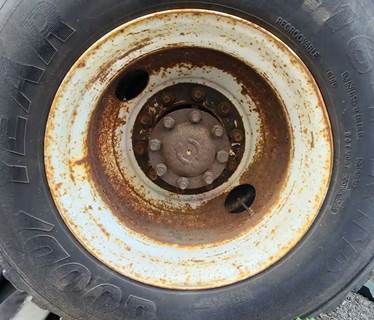 HUB PILOT NA Hub for a 1997 International F-2554