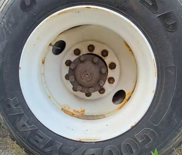 HUB PILOT NA Hub for a 1997 International F-2554