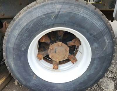 HUB PILOT NA Hub for a 1992 Mack DM688S