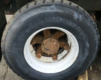 HUB PILOT NA Hub for a 1992 Mack DM688S