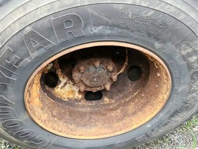 HUB PILOT NA Hub for a 2001 International 4900