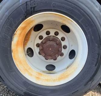 HUB PILOT NA Hub for a 2005 Freightliner M2 106