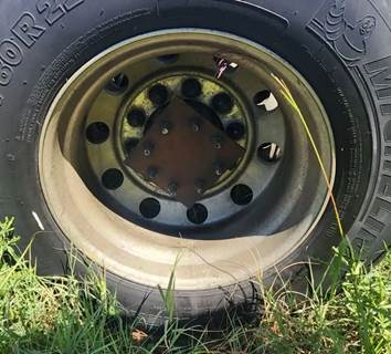 HUB PILOT NA Hub for a 2006 Freightliner COLUMBIA 120