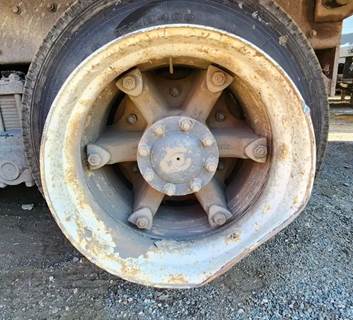 HUB PILOT NA Hub for a 1994 White AUTOCAR ACL64