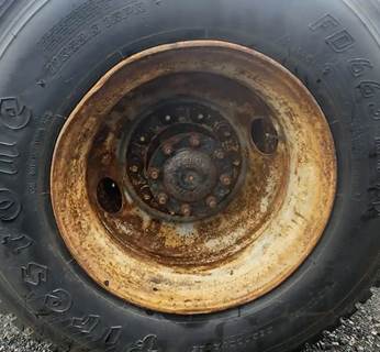 HUB PILOT NA Hub for a 2006 Freightliner M2 106