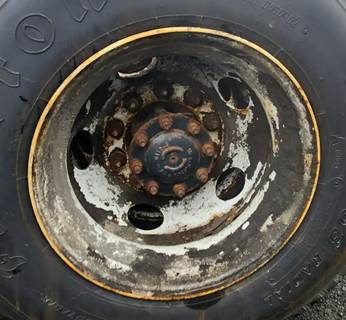 HUB PILOT NA Hub for a 2006 Freightliner M2 106