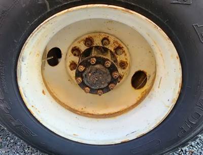 HUB PILOT NA Hub for a 1987 Kenworth T600