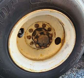 HUB PILOT NA Hub for a 1987 Kenworth T600