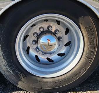 HUB PILOT NA Hub for a 2002 Freightliner Columbia 120