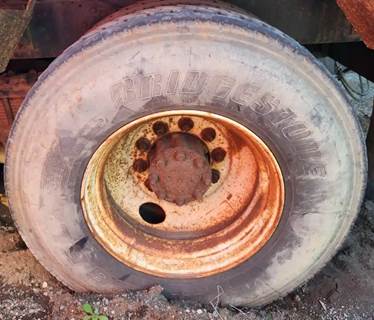 HUB PILOT NA Hub for a 1993 International F-5070