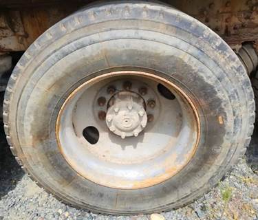 HUB PILOT NA Hub for a 1999 International F-2574