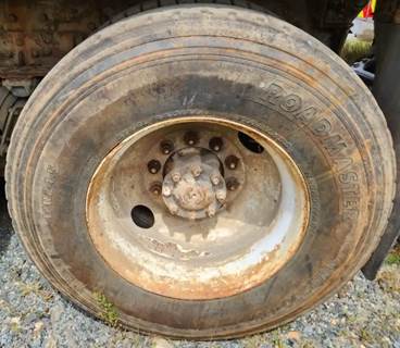 HUB PILOT NA Hub for a 1999 International F-2574