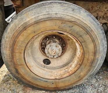 HUB PILOT NA Hub for a 1999 International F-2574