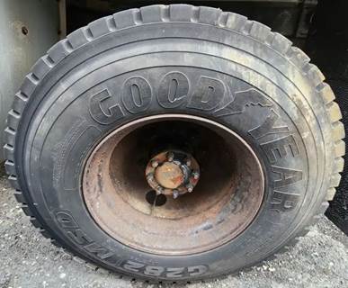 HUB PILOT NA Hub for a 2002 International 2574