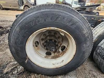 HUB PILOT NA Hub for a 2006 Freightliner Columbia 112