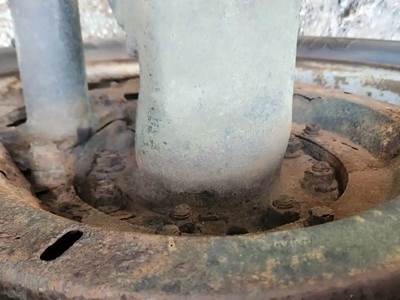 HUB PILOT NA Hub for a 1987 Freightliner FLC