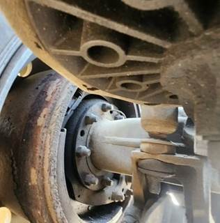 HUB PILOT NA Hub for a 2001 Kenworth W900