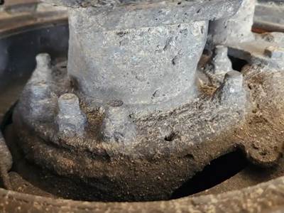 HUB PILOT NA Hub for a 2007 Freightliner Columbia 120