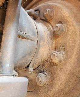 HUB PILOT NA Hub for a 1998 Isuzu FTR