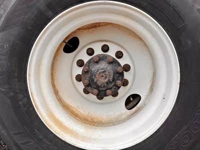 HUB PILOT NA Hub for a 2007 Freightliner M2 106