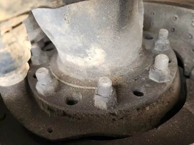 HUB PILOT NA Hub for a 2004 Peterbilt 385