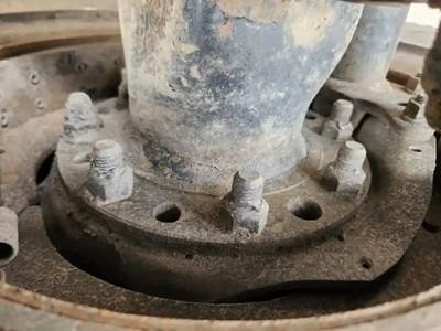HUB PILOT NA Hub for a 2004 Peterbilt 385