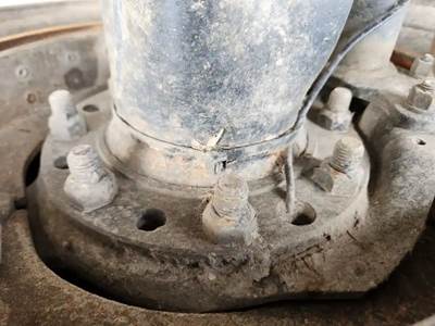 HUB PILOT NA Hub for a 2004 Peterbilt 385