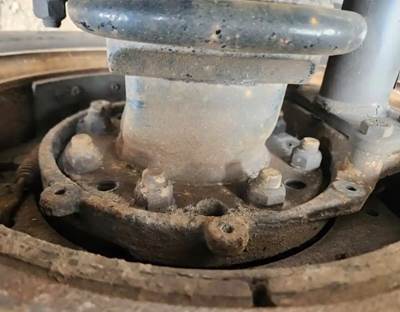 HUB PILOT NA Hub for a 2006 Freightliner Columbia 120