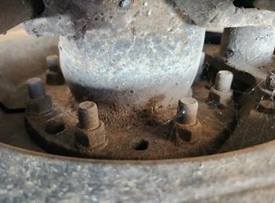 HUB PILOT NA Hub for a 2016 Mack CHU613