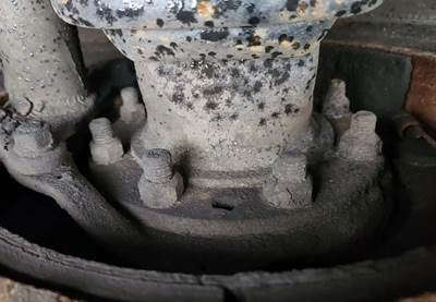 HUB PILOT NA Hub for a 1993 Freightliner FLD120