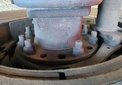 HUB PILOT NA Hub for a 2004 Freightliner Columbia 120