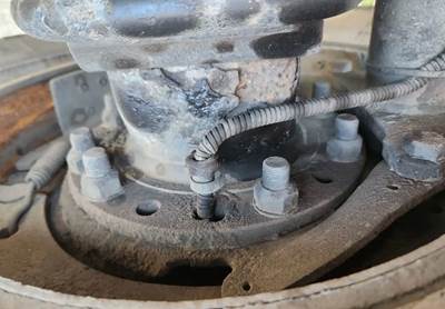 HUB PILOT NA Hub for a 2004 Freightliner Columbia 120