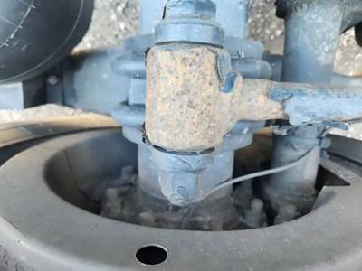 (Used) 2013 Peterbilt 384, Rear Differential Hubs- Make: Spicer,  Model: DSP41, 