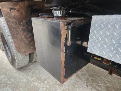 Freightliner 114SD Hydraulic Tank