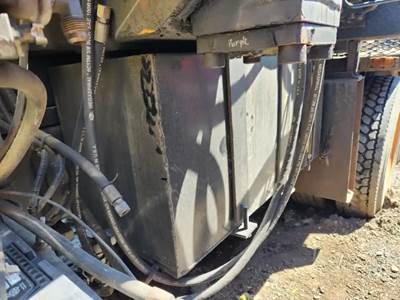 International F5070 Hydraulic Tank for a 1993 International F-5070