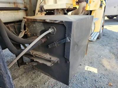 Sterling L7500 Hydraulic Tank