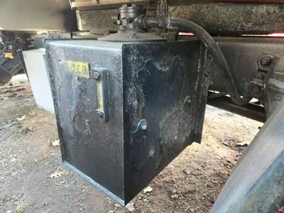 Sterling L8500 Hydraulic Tank