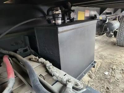 Sterling L9500 Hydraulic Tank