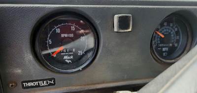 Mack DM688S Instrument Panel Cluster