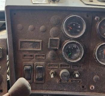 Mack RD688S Instrument Panel Cluster