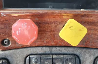 Used 2017 Freightliner Cascadia 125 Dash Switches, Trailer Air Supply & Parking Brake